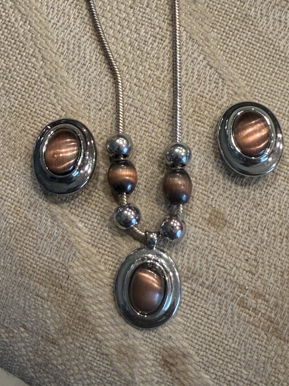 Liz Claiborne Brown Cabochon Pendant Necklace w/matching clip on earrings.